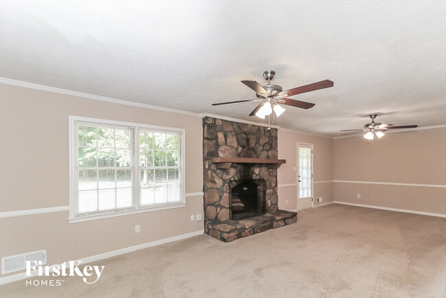 Building Photo - 2835 Twin Springs Dr