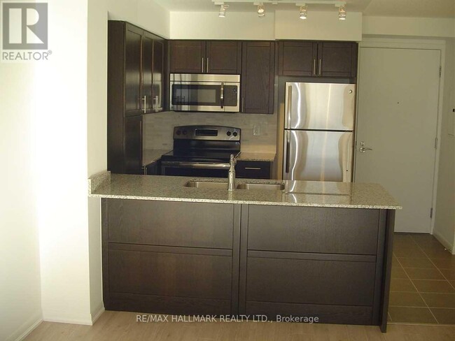 Photo du bâtiment - 830-830 Lawrence Ave W