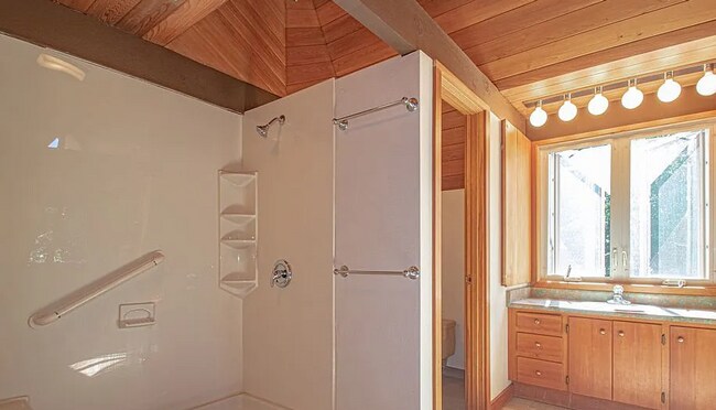 Foto del edificio - Charming A-Frame Retreat with Creekside Se...
