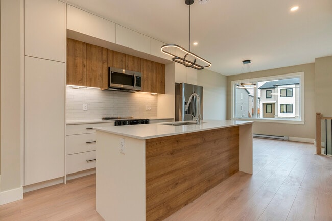 Building Photo - 72 Colonial Cres