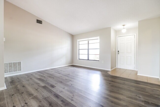 Foto del edificio - 2225 Hidden Meadows Dr E