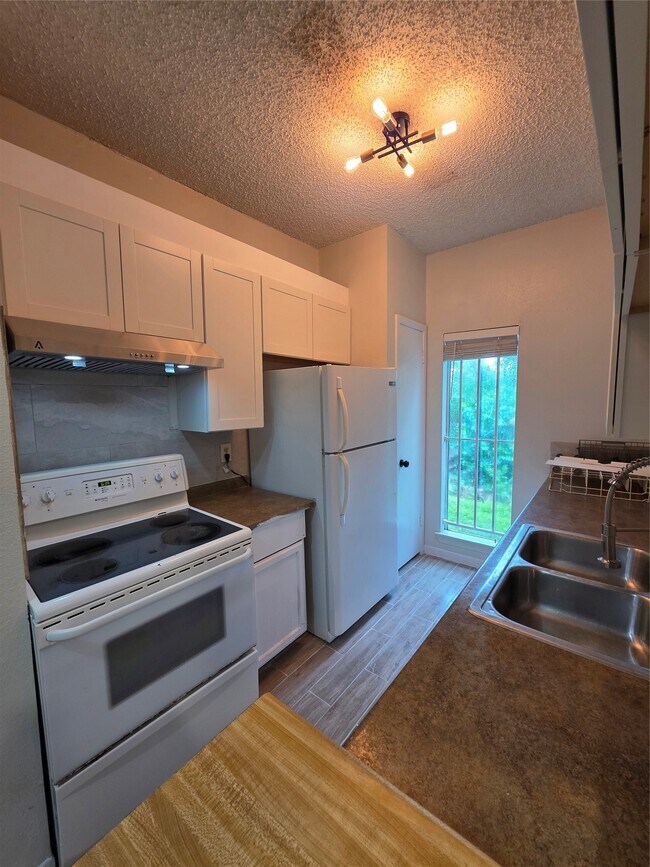 Building Photo - 8334 Jorine Dr