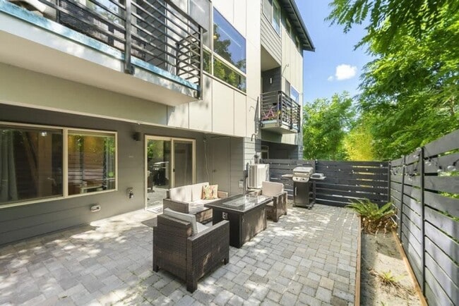 Building Photo - Modern & spacious 3bed/3bath with yard in ...