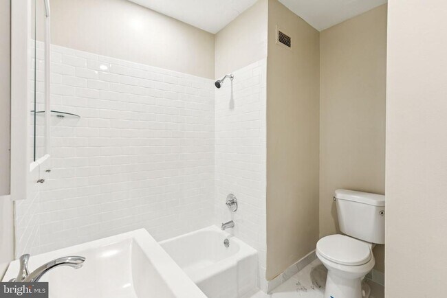 Building Photo - 135 S 19th St