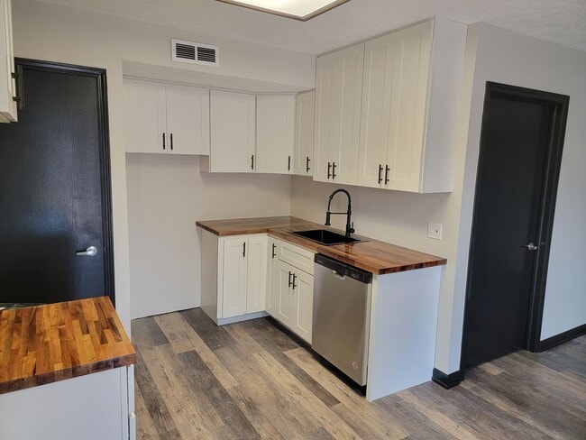 Foto del edificio - Newly renovated 2 Bed 1 Bath, PETS WELCOME...