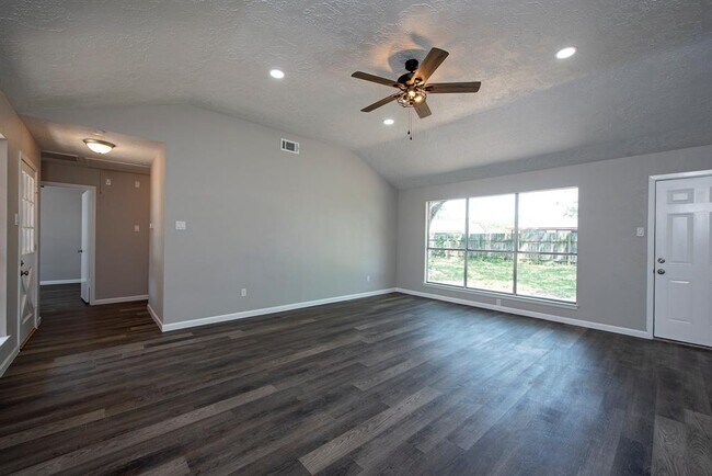 Building Photo - 2059 Feather Ridge Dr