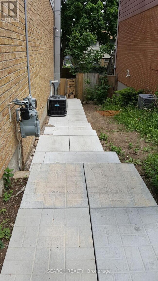 Building Photo - 70 Chaucer Crescent