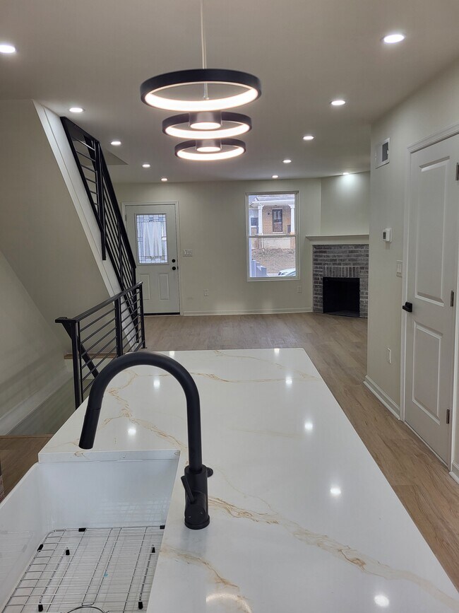 Vista de la cocina a la sala de estar - 1164 Atwood Rd