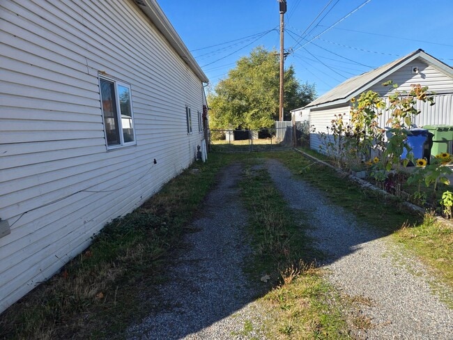 Building Photo - Northside Spokane! Available Now! Move In ...