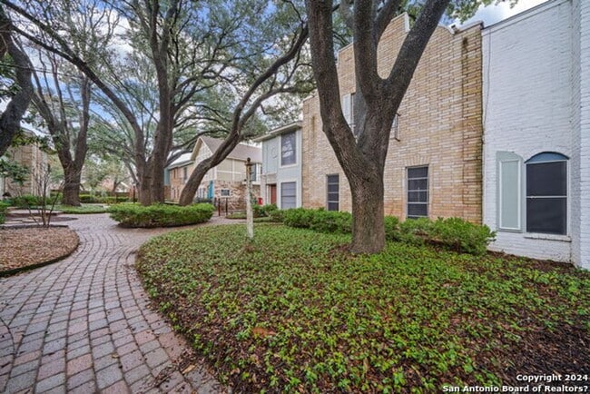 Building Photo - 2811 Woodbury Dr