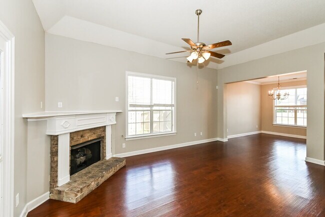 Foto del edificio - 8120 Woodson Dr