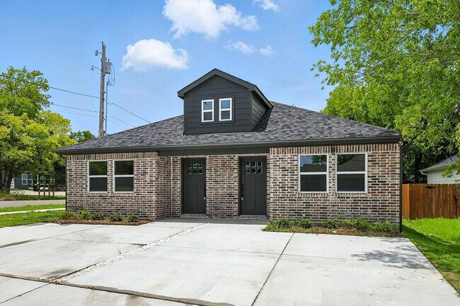 Building Photo - 3206 Sayle St