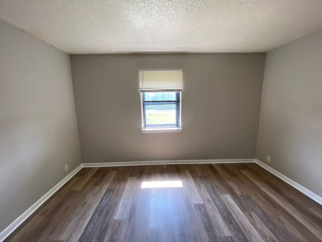 Building Photo - Lovely 1 bedroom condo in South Nashville! Private Balcony!