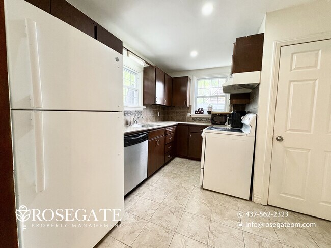 Building Photo - Charming 3-Bedroom Detached Home with Garage & Backyard – Niagara Falls