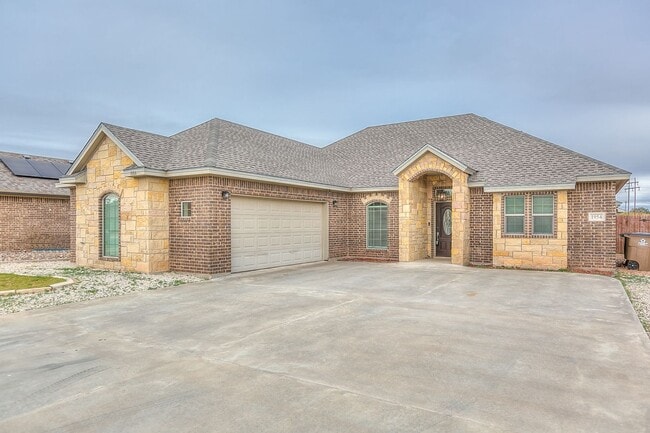 Building Photo - COMING NOVEMBER 2025 - Bentwood Country Cl...