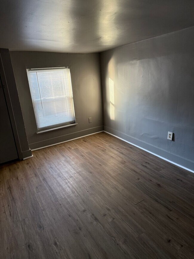 Foto del edificio - Two bedroom House available now!!! 109 1/2 S. Jackson St Section 8 accepted!