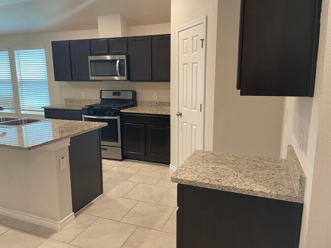 Foto del edificio - New FLour Bluff rental only $2200-ASAP Mov...