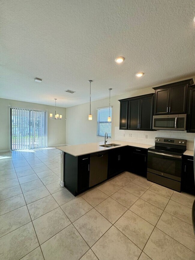 Foto del edificio - Spacious 3-Bed Townhouse with Scenic Views...