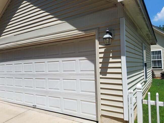 Foto del edificio - COMING SOON! Ballantyne Beauty! Spacious 3BR Home w/ Fireplace & Fenced Yard