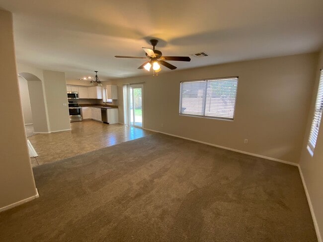 Foto del edificio - 5 Bedroom Home in Prime Gilbert Location!