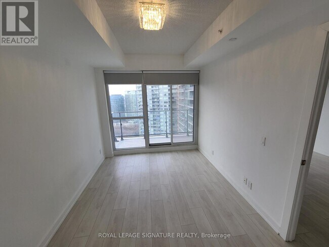 Photo du bâtiment - 2220 Lake Shore Blvd W