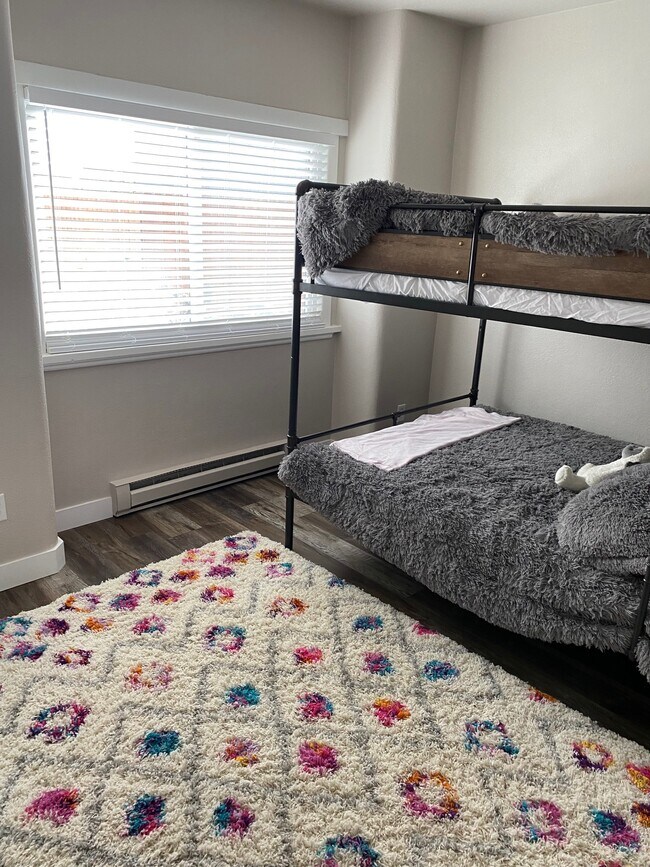 2nd Bdrm, Queen bunk beds - 623 Cedar Ln