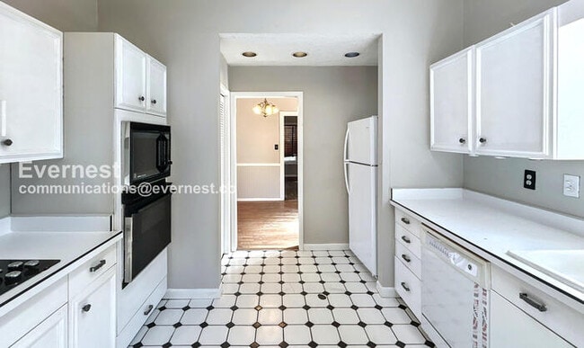 Building Photo - 812 Sycamore Dr