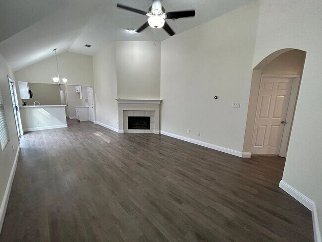 Foto del edificio - Charming 3-Bedroom Plano Retreat with Cozy Fireplace & Gleaming Hardwood Floors!