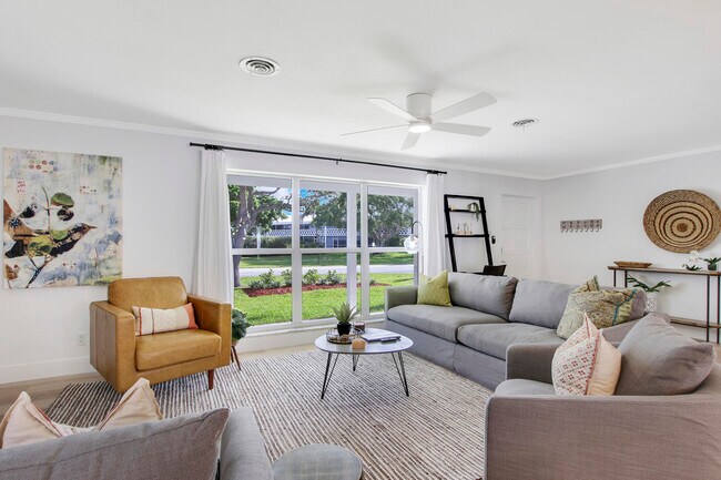 Building Photo - 328 Tequesta Dr