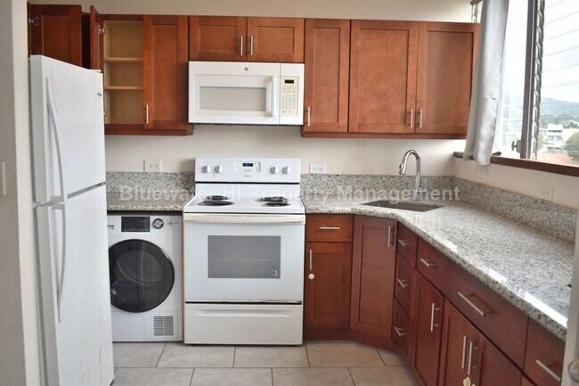 Foto del edificio - 2 bedroom, 1 bath, 1 prkg. Condo (Makiki area)