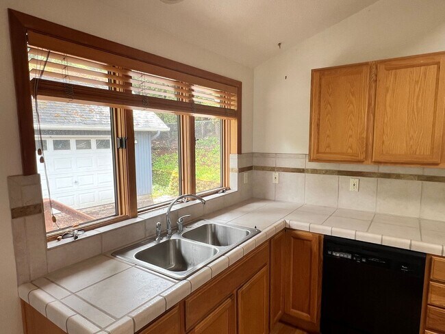 Building Photo - Amazing 1 Bedroom/ 1 Bath Duplex Unit- ava...
