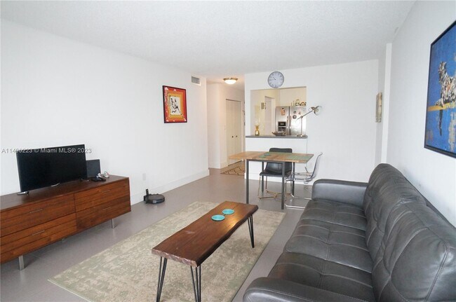Foto del edificio - 16950 W Dixie Hwy