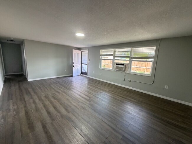 Building Photo - 702 21st Ave W