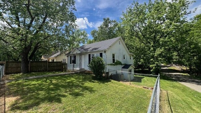 Building Photo - 2 Bed/1 Bath Home in Columbia w/Fence!
