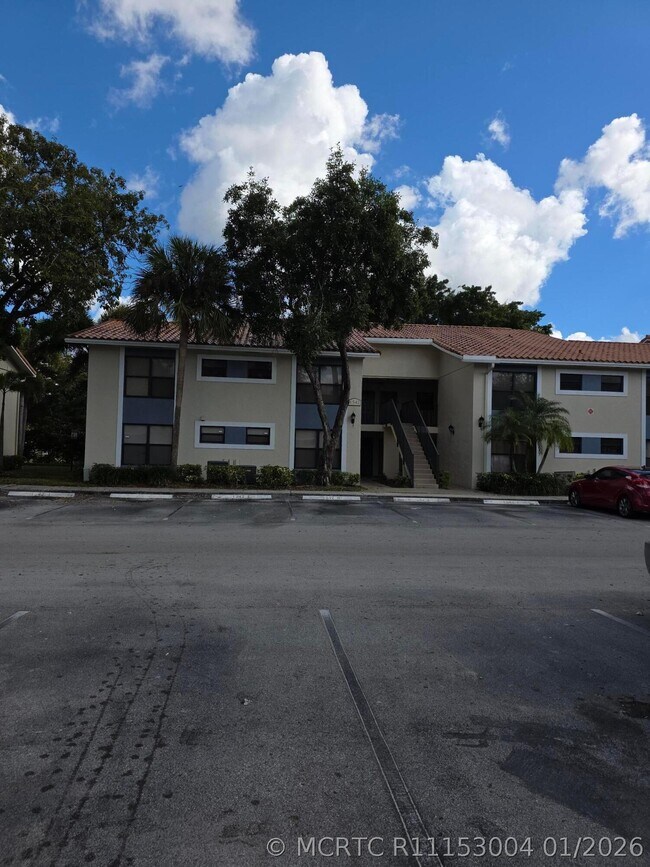 Building Photo - 1542 Lake Crystal Dr