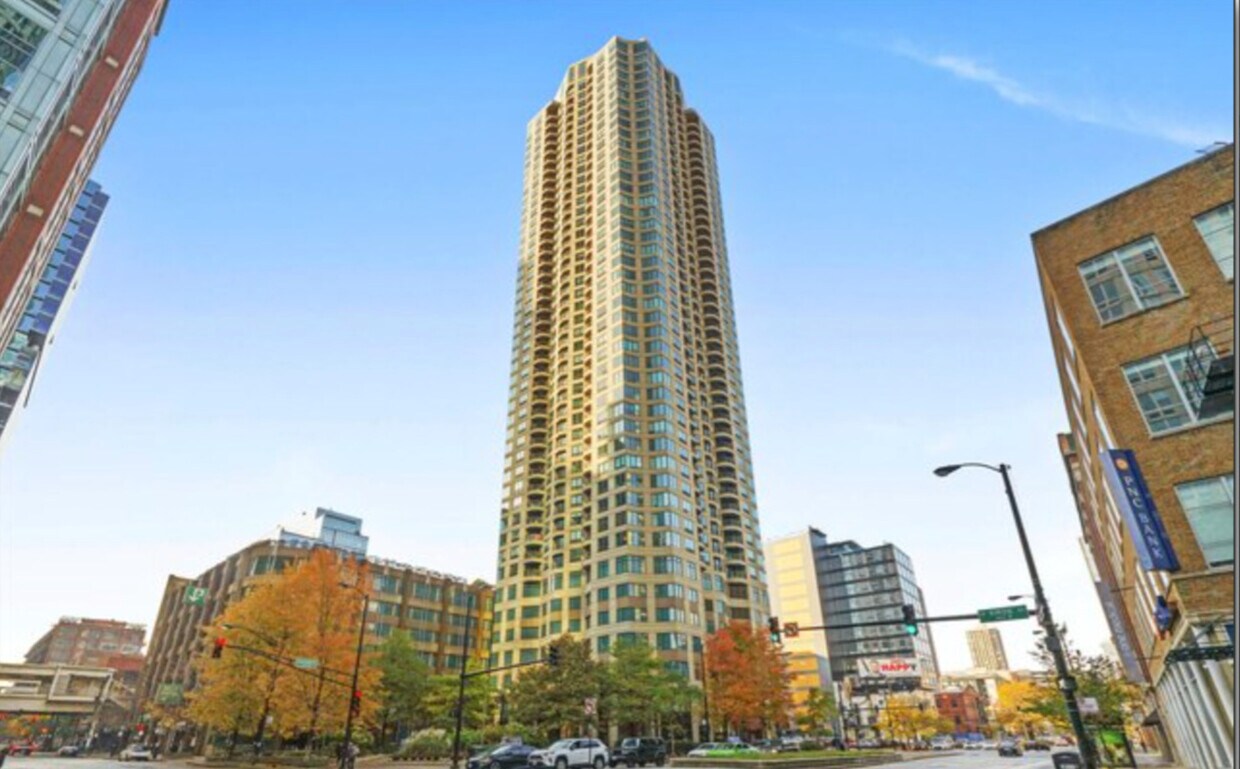 Primary Photo - 400 N La Salle Dr