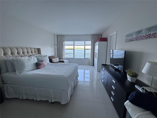 Building Photo - 11111 Biscayne Blvd