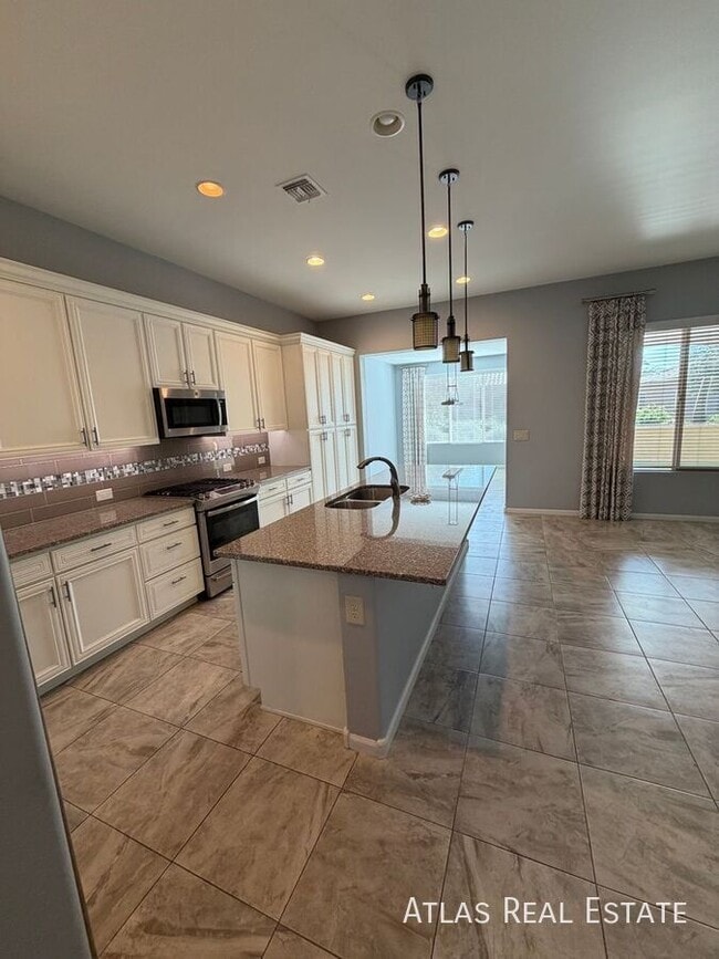 Foto del edificio - 16961 W Holly St