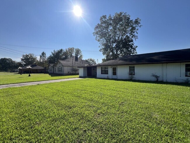 Foto del edificio - Charming 2 Bedroom Duplex on Sunshine Rd
