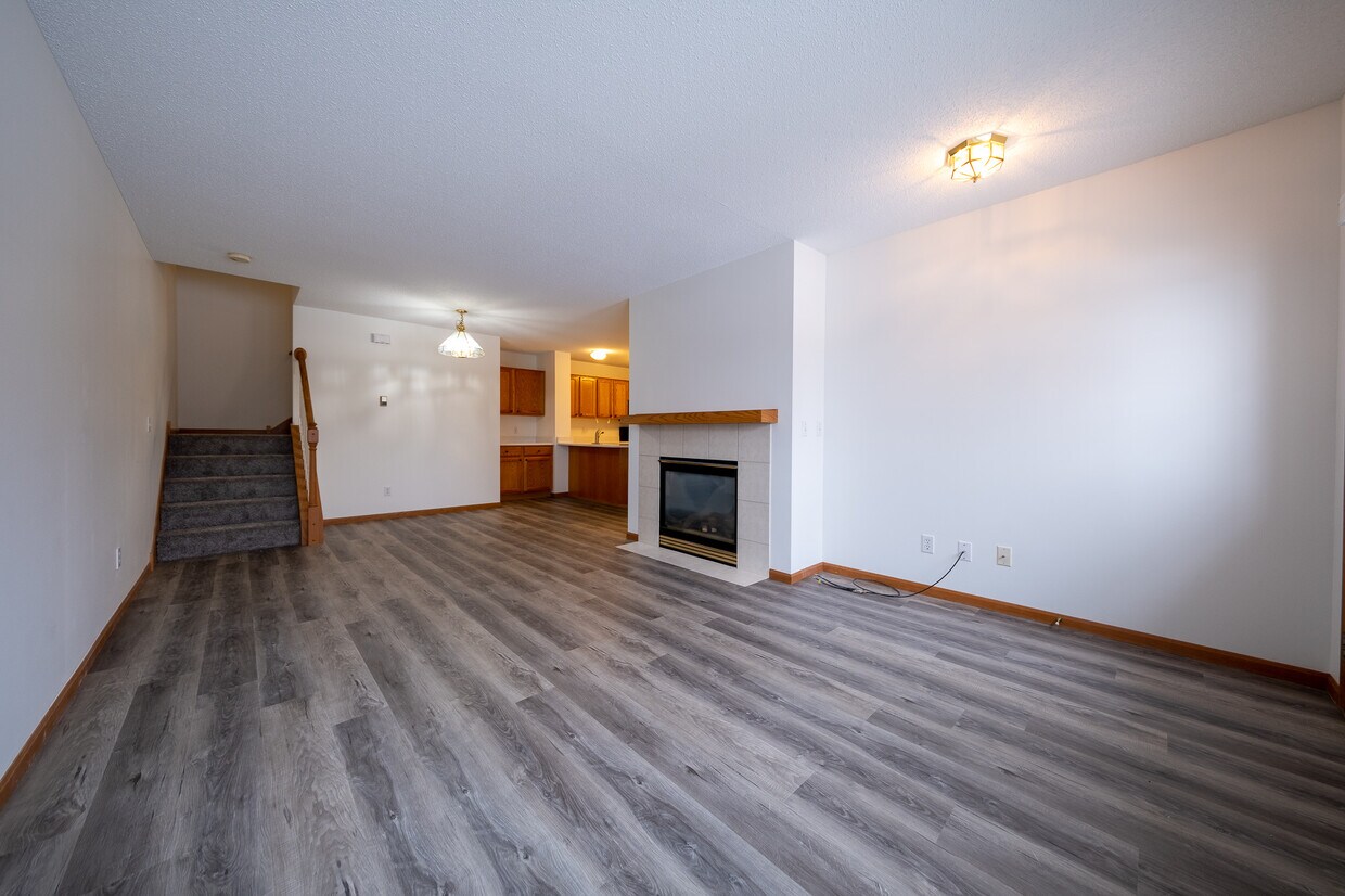 17393 Glacier Wy, Lakeville, MN 55044 Townhome Rentals in Lakeville