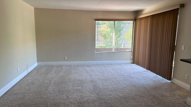 Building Photo - 2275 Del Mar Way
