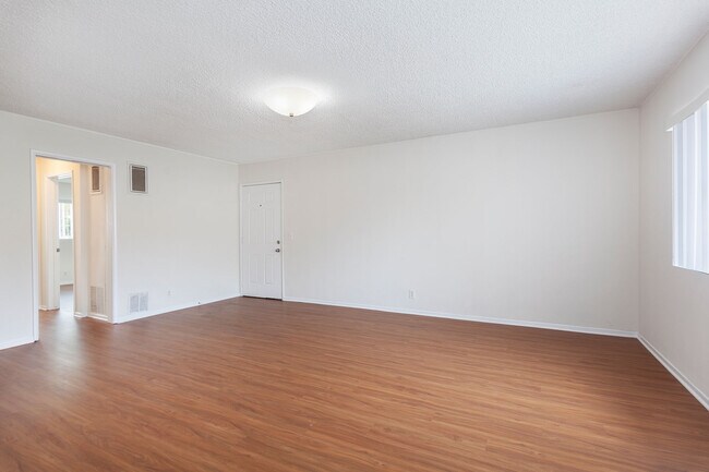Building Photo - 555 Palm Dr