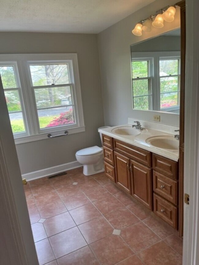 Foto del edificio - AVAILABLE NOW! Open house 10/20/2025 from ...