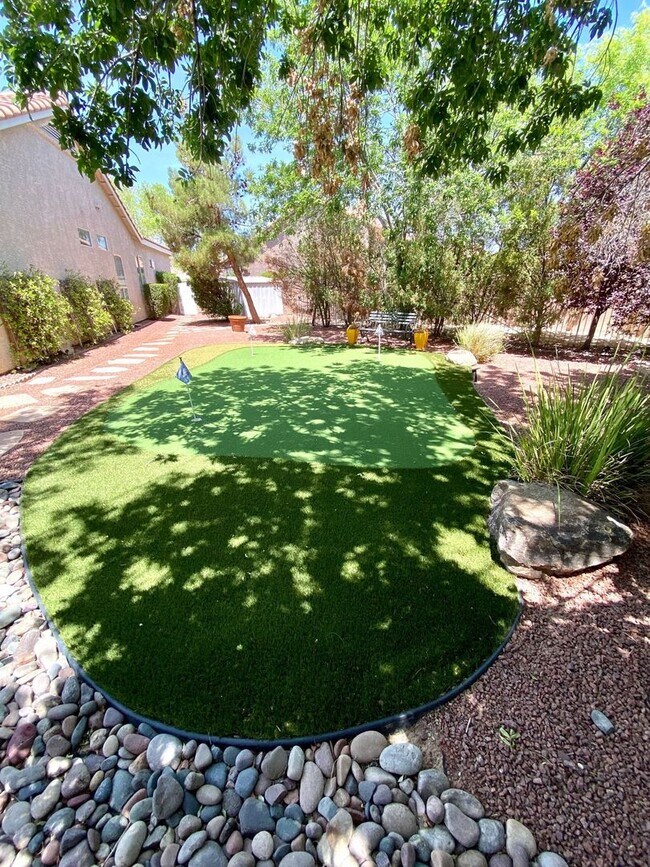 Foto del edificio - Furnished 4 Bedroom Pool Home - 6 month lease