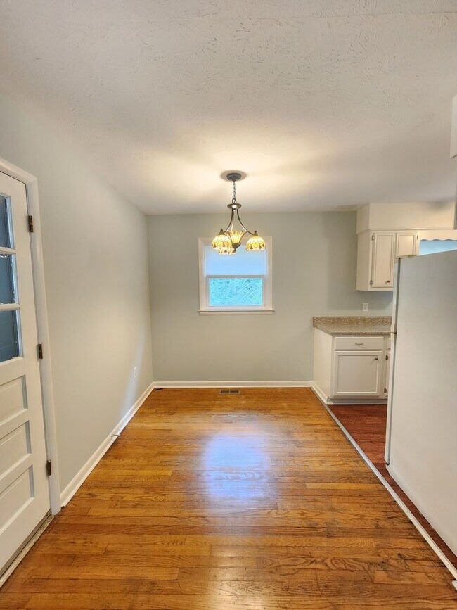 Building Photo - Great Location-Black Mountain Rental