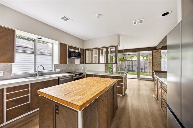 Foto del edificio - 1305 Spring Oaks Cir
