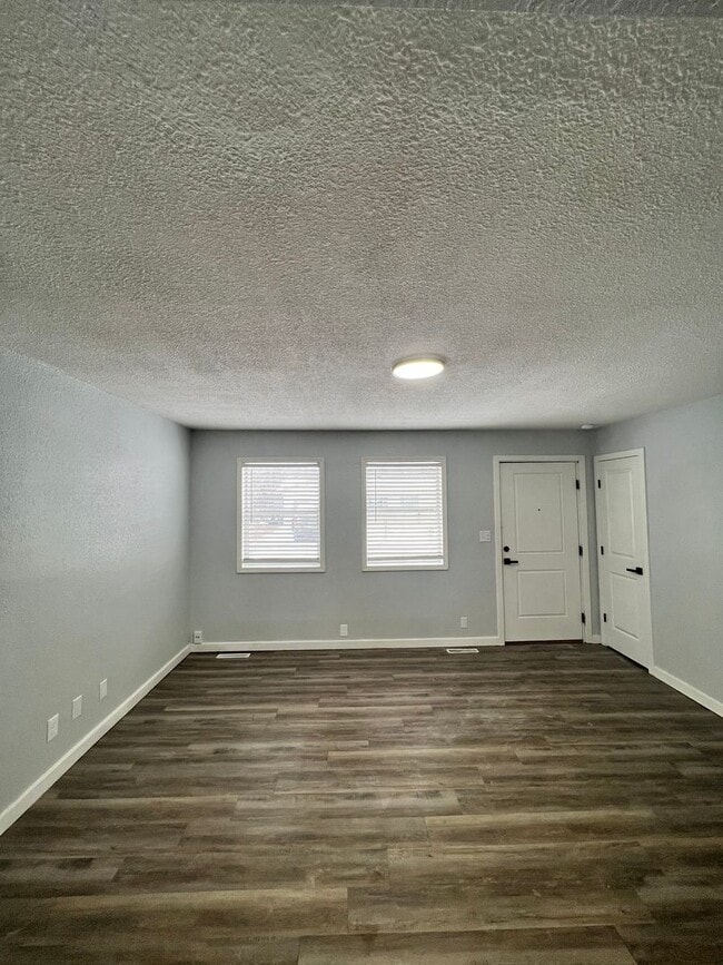 Building Photo - Newly Renovated Oasis!