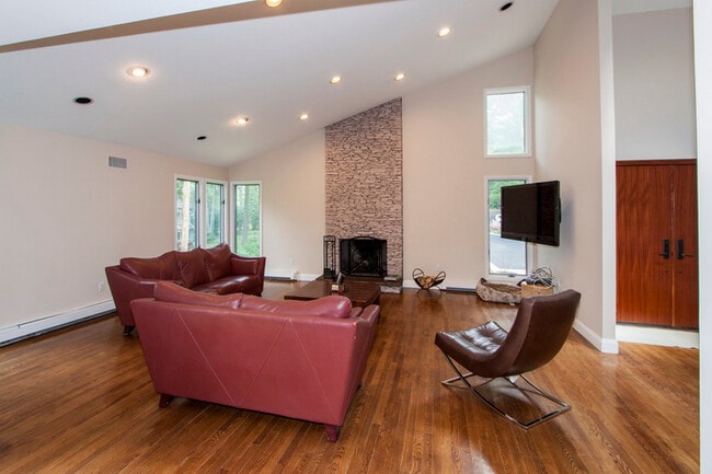 Building Photo - 212 Highwood Ave