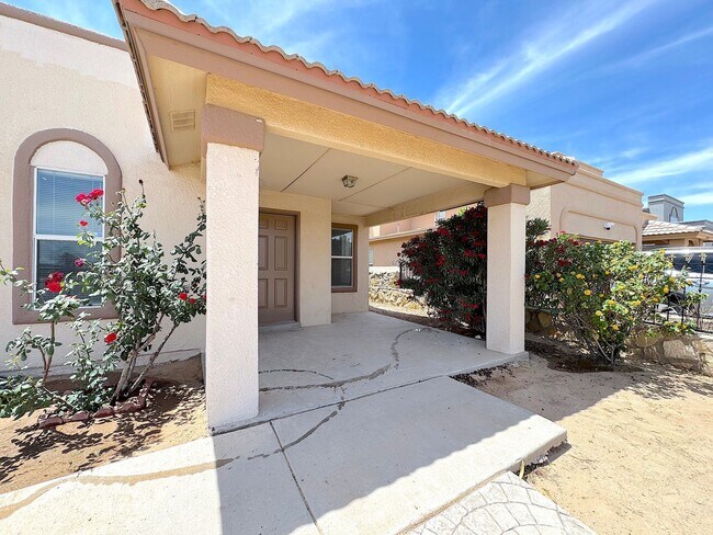 Building Photo - East El Paso 4 bed Refrig A/C plus Office!