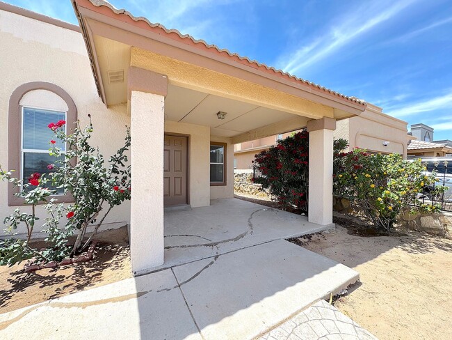 Foto del edificio - East El Paso 4 bed Refrig A/C plus Office!